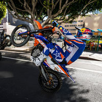 Tyler Bereman y Robbie Maddison se pasan por el 'arco del triunfo' las leyes de circulación en este vídeo