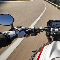 Los SD-R12 son unos guantes para moto españoles, cosidos con hilo de Kevlar y por menos de 90 euros
