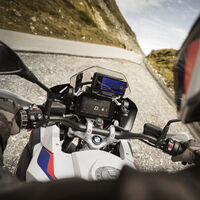 Este nuevo soporte de móvil para moto de BMW permite navegar por los mapas y guardar tus datos de circulación