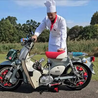 En Japón han tuneado el scooter más vendido del mundo con piezas de MotoGP, y el resultado parece la moto de Regreso al Futuro