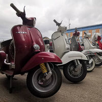 Europa se quiere cargar las Vespas más clásicas porque contaminan, pero los italianos van a salvarlas de las "locuras ecologistas"