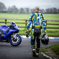 El mono de cuero más top de RST tiene airbag sin cables y protección AAA, y cuesta 1.100 euros 