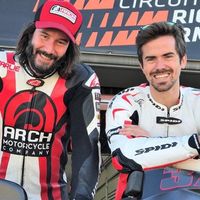 Con 53 años Keanu Reeves sigue disfrutando de su pasión de las motos con un monitor de lujo: Nico Terol