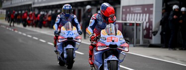 ¡Surrealista! La pésima salida de Marc Márquez en Australia la provocó un tear off que tenía debajo de la rueda trasera 