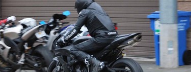 En el garaje de Christian Bale no solo hay un Batmóvil. Además tiene una colección de motos de lujo que incluye una Honda CBR 