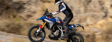 BMW se saca de la manga otra trail: una mini GS para el carnet A2 con la que podrían volver al Dakar 40 años después 