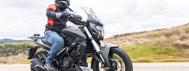 Probamos la Bajaj Dominar 400: la moto cómoda, fácil e indestructible de la que nos habíamos olvidado, por 4.999 euros 
