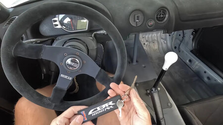 Esto es lo que pasa cuando le metes el motor de una Honda CBR1000RR a un Mazda Miata y sales a reventarlo a una carretera de montaña
