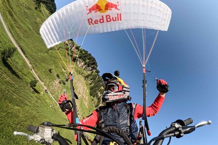Un motero muy colgado hace parapente extremo con su moto y está al borde de la tragedia. Pero acaba como un campeón