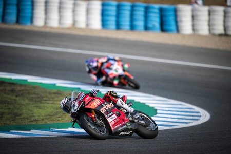 Los lastres de la Ducati tumban a Álvaro Bautista. Ha sido el piloto con más caídas de la temporada en Superbikes