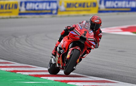 Pecco Bagnaia lidera el doblete de Ducati oficial al sprint en Barcelona pero a Jorge Martín le vale ser noveno para ser campeón