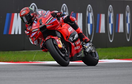 Pecco Bagnaia asusta desde el principio en Barcelona y Honda da la gran sorpresa el último viernes de MotoGP