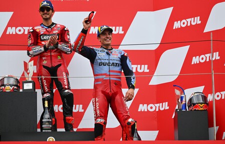 Marc Márquez salvó el podio de milagro en Japón. Pisó el verde en la última vuelta, pero no le sancionaron por un pequeño detalle