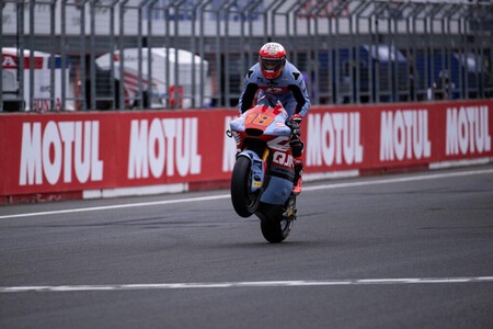 Manu González tira de estrategia para ganar su primera carrera de Moto2 y Ai Ogura sentencia el mundial en casa