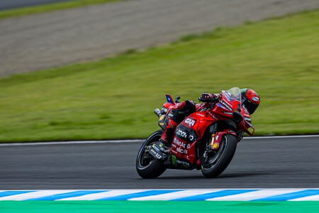 Pecco Bagnaia se aprovecha del regalo de Pedro Acosta para ganar al sprint y Marc Márquez remonta hasta el podio