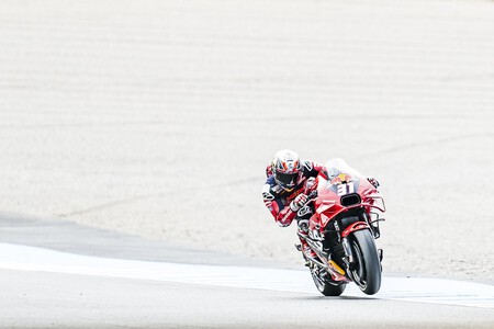 Pedro Acosta logra su primera pole en MotoGP gracias a una vuelta cancelada a Marc Márquez y desastre para Jorge Martín