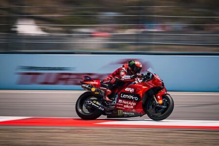 Pecco Bagnaia aprovecha el regalo de Jorge Martín en Mandalika y Marc Márquez remonta hasta el podio