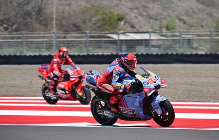 El show de Marc Márquez en Indonesia: primero una salvada llena de nostalgia y después de taxista de Pecco Bagnaia