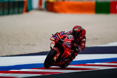 Pecco Bagnaia sigue volando para hacer pole en Misano y una doble caída destroza otra clasificación de Marc Márquez