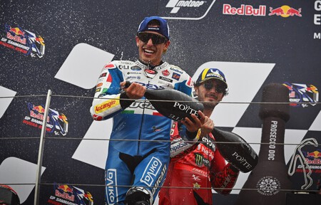 Pecco Bagnaia ya va ganando MotoGP 2025. Le han encantado las nuevas gomas de Michelin, pero para Marc Márquez son "peligrosas"