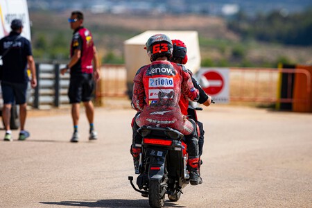"No estoy al 100%". Pecco Bagnaia correrá tocado en Misano tras su accidente con Álex Márquez en MotorLand