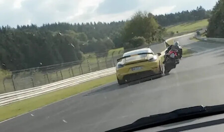 Un Porsche de 500 CV y una Ducati Panigale V4 se pican en Nürburgring a casi 200 km/h y están a centímetros del desastre. La pifia es de uno