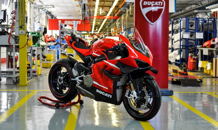 Así fabrica Ducati su superbike más cara. 88 minutos y 115.000 euros de puro placer artesanal italiano