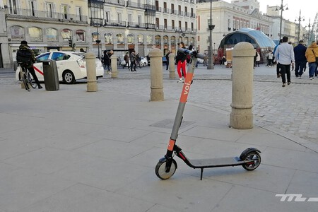 Viendo a estos tres individuos en patinete por los túneles de la M-30 es normal que Madrid decida limitar su número