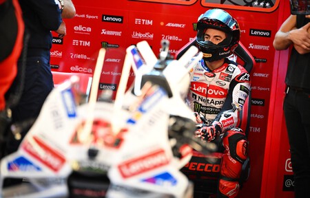 MotoGP insiste en que los pilotos usen la radio, pero Pecco Bagnaia lo ha probado y se niega: "Puede ser peligroso"