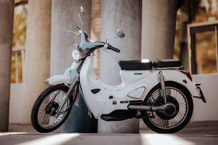 Parece una Honda Super Cub, pero no: es un nuevo scooter eléctrico y pinta retro que cuesta menos de 2.500 euros