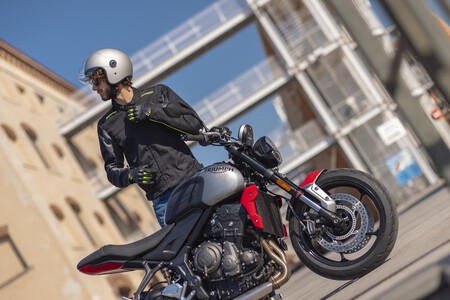 Protección y polivalencia por poco más de 100 euros: así es la chaqueta de moto Tucano Urbano Texwork 2G