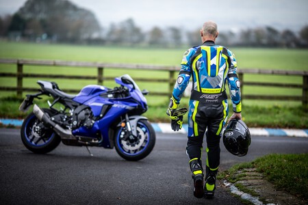 El mono de cuero más top de RST tiene airbag sin cables y protección AAA, y cuesta 1.100 euros