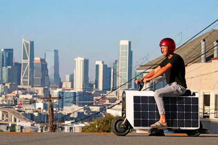 Parece un iPhone con placas solares y ruedas, pero es el nuevo scooter que vale un auténtico pastizal