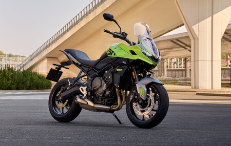 La Triumph Tiger Sport 660 se actualiza con lo justo para seguir siendo una bomba tricilíndrica entre tanta trail bicilíndrica
