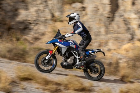 BMW se saca de la manga otra trail: una mini GS para el carnet A2 con la que podrían volver al Dakar 40 años después