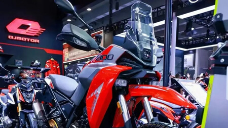 A la Yamaha Ténéré le ha salido una rival trail. Rollito dakariano, menos peso y un supuesto precio de derribo