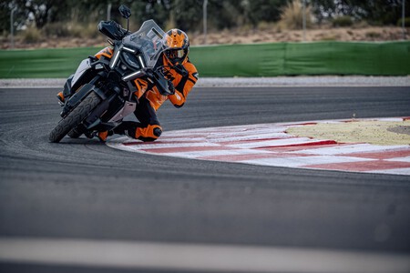 KTM acaba de sacarse de la manga la maxi-trail más salvaje de la historia. Es una bestia de 173 CV y diseño radical