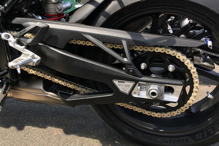 El invento japonés del año es este plástico de 20 euros para que no te dejes la espalda engrasando la moto
