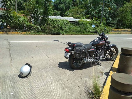 Cascos de moto en el suelo: el gesto motero que hasta los no motoristas deben conocer y que puede salvar vidas