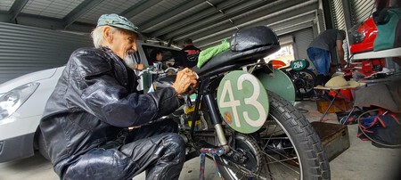 El piloto de motos más viejo del mundo tiene 98 años, acaba de batir un récord y casi se sube al podio en su última carrera