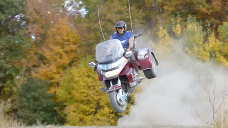 Volando con una Honda Gold Wing de 400 kilos y tres ruedas por una colina. Si Jackass fuese fan de las motos, haría esto