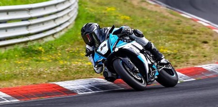 A 9 segundos del récord de Nürburgring en moto. Este youtuber y su nueva Yamaha R1 casi le dan un susto al rey del infierno verde