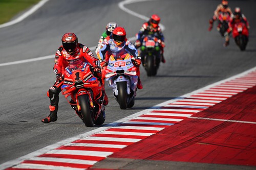 Pecco Bagnaia gana la guerra de los rebufos en Barcelona y mete en un pequeño lío a Jorge Martín  